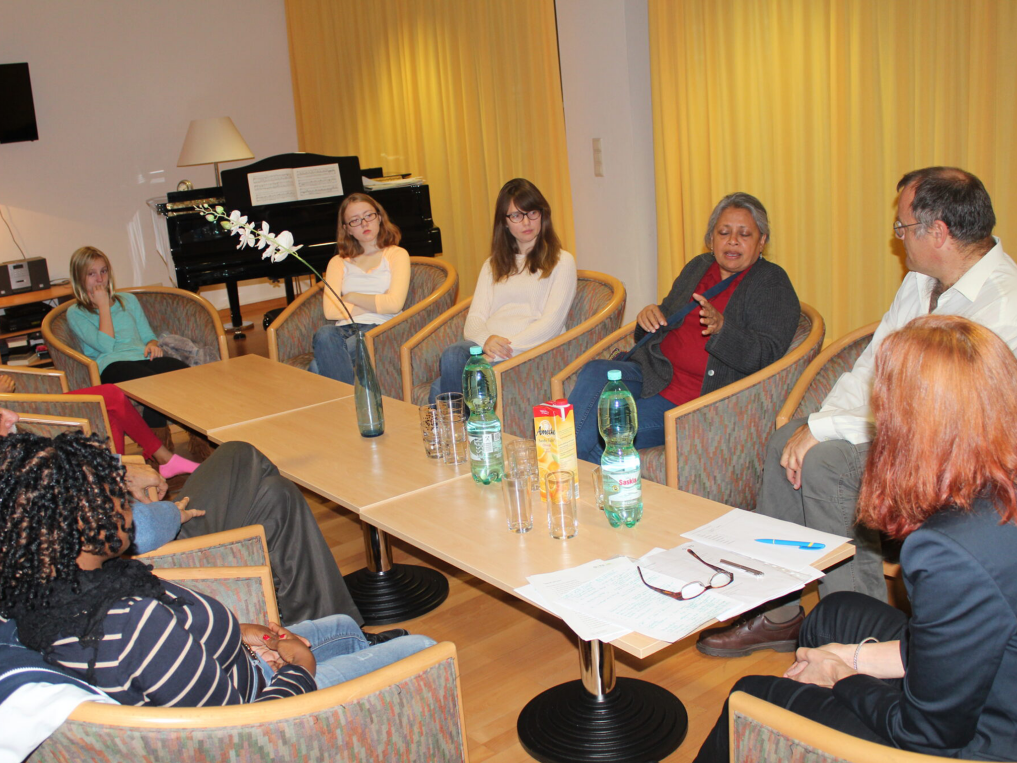 typicallgerman2_2022 People from all over the world sit around a table and practice conversation